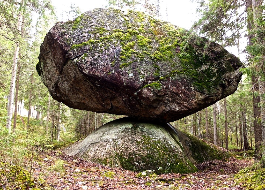 Kummakivi, Finland
